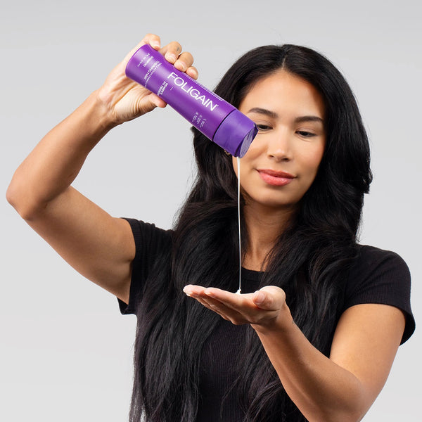 Shampoo FOLIGAIN Triple Action pour cheveux clairsemés pour femmes avec 2% de Trioxidil 473ml